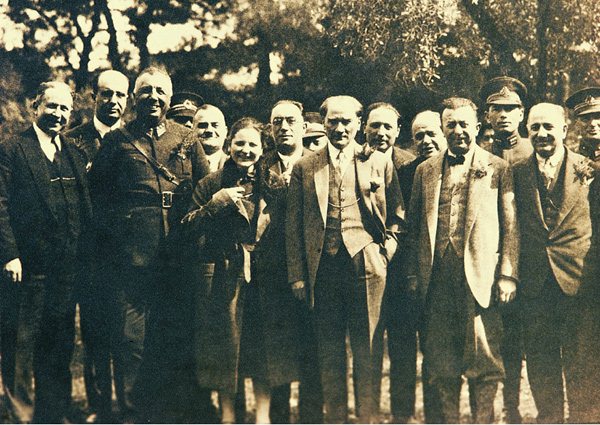 Siyah Beyaz Atatürk Resimleri Masaüstü Atatürk Fotoğrafları Bayraklı Atatürk Resimleri Türk Bayrağı ve Atatürk Fotoğrafları- Resim 1722