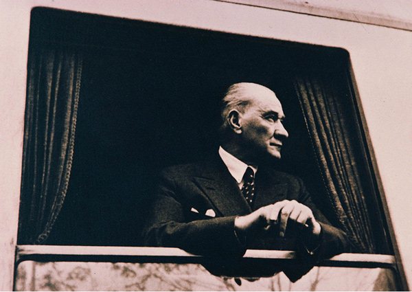 Siyah Beyaz Atatürk Resimleri Masaüstü Atatürk Fotoğrafları Bayraklı Atatürk Resimleri Türk Bayrağı ve Atatürk Fotoğrafları- Resim 1710